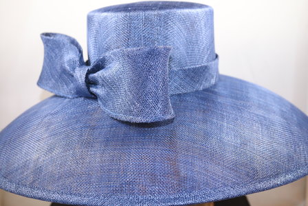 Maddox Occasion Hat Wide Brim Sinamay Bow Marine-Blauw