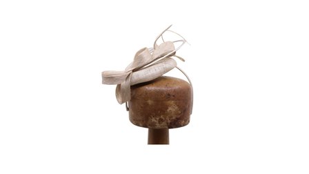 maddox fascinator dopje met strik en loops almond