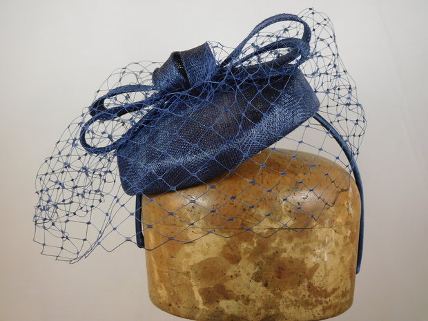 Maddox Fascinator Sinamay Dopje Strik Voile NAVY