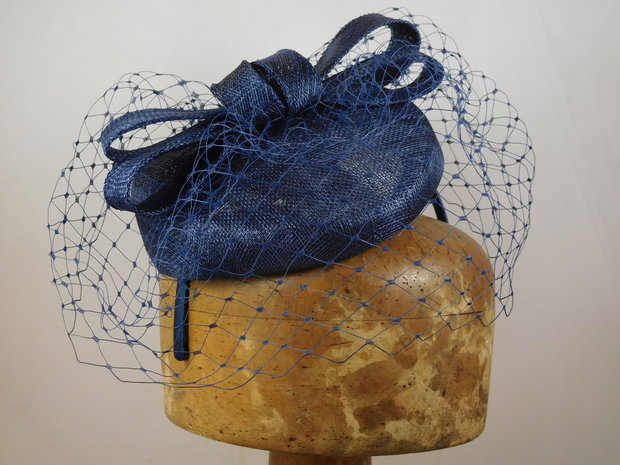 Maddox Fascinator Sinamay Dopje Strik Voile NAVY