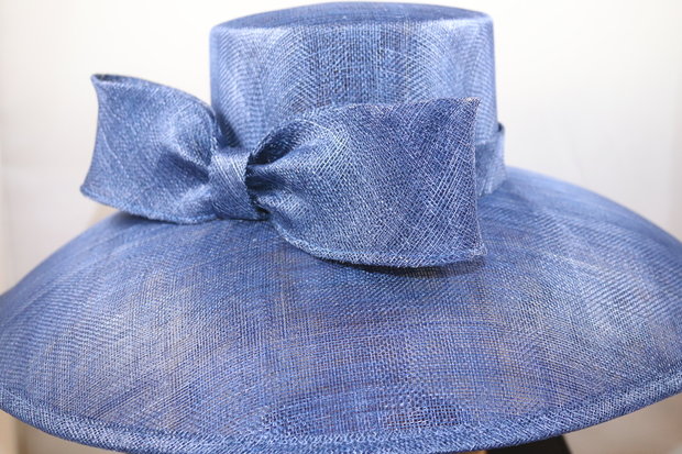 Maddox Occasion Hat Wide Brim Sinamay Bow Marine-Blauw