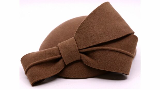 jos van dijck occassion fascinator petit dopje wolvilt dubbele strik camel