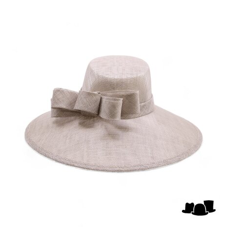 maddox occasion hat asymmetric bol sinamay dubbel strik almond