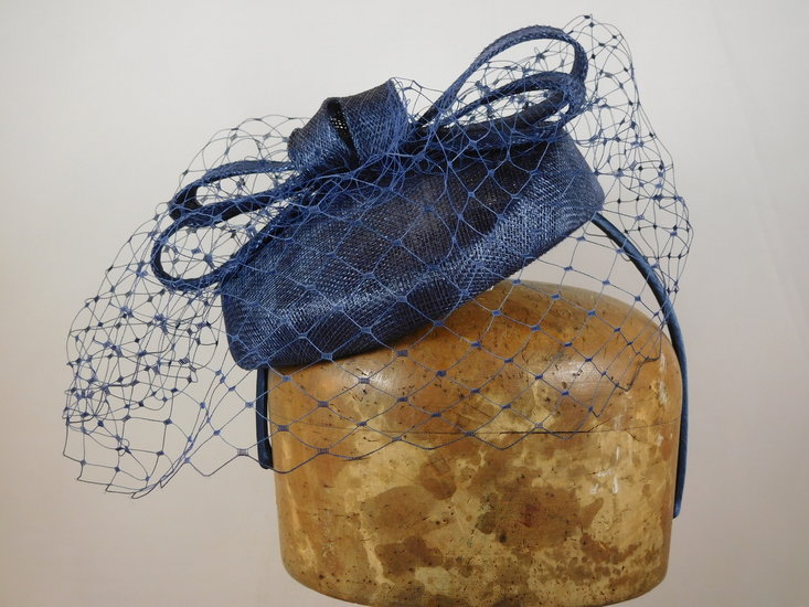 Maddox Fascinator Sinamay Dopje Strik Voile NAVY