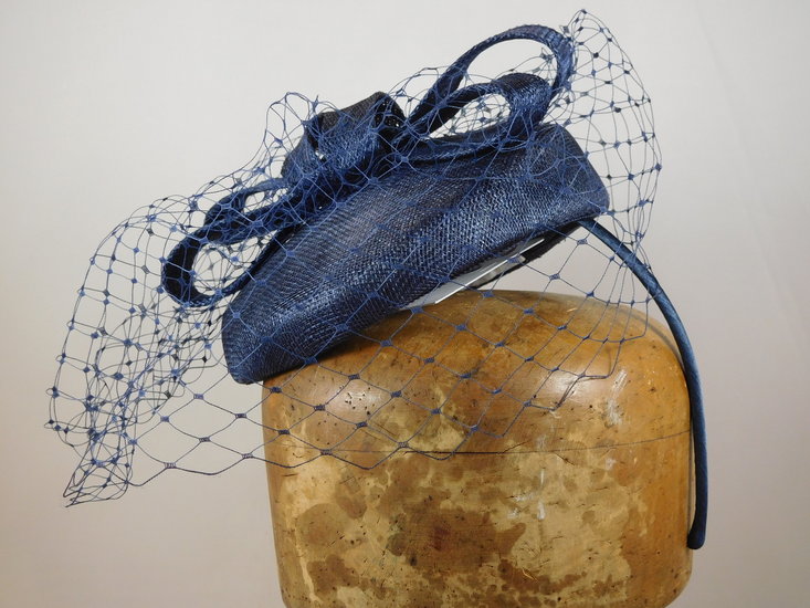 Maddox Fascinator Sinamay Dopje Strik Voile NAVY