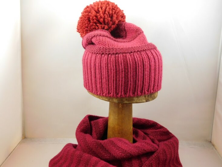 bedacht wool cashmere beanie pompom wine