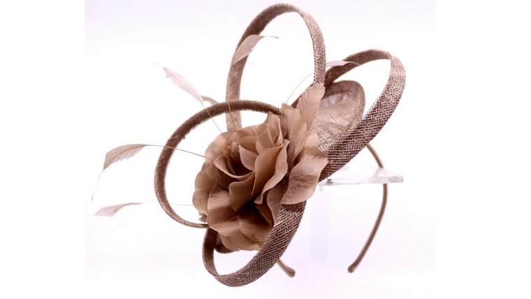 maddox fascinator disc sinamay krul en bloem coffee