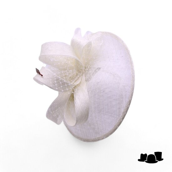 bedacht fascinator ines krullen sinamay en voile wit