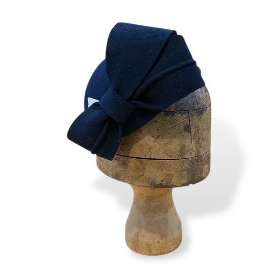 jos van dijck occassion fascinator petit dopje wolvilt dubbele strik navy