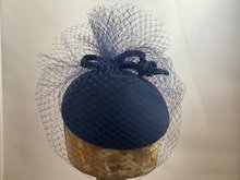 Soprattutto Fascinator Dopje Wolvilt met voile Navy