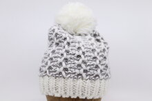 Fiebig knitted kindermuts met Pompom Grijs en Wit