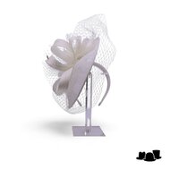 bedacht fascinator ines krullen sinamay en voile wit