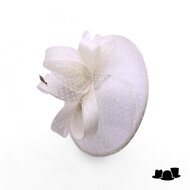 bedacht fascinator ines krullen sinamay en voile wit