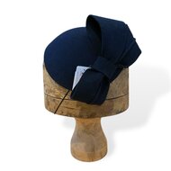 jos van dijck occassion fascinator petit dopje wolvilt dubbele strik navy