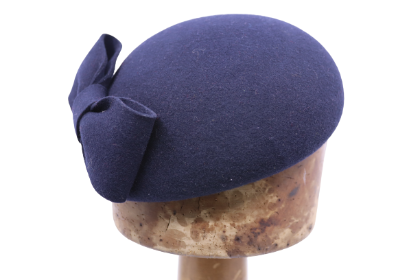 Jos van DIjck Fascinator Dopje Wolvilt Strik Navy